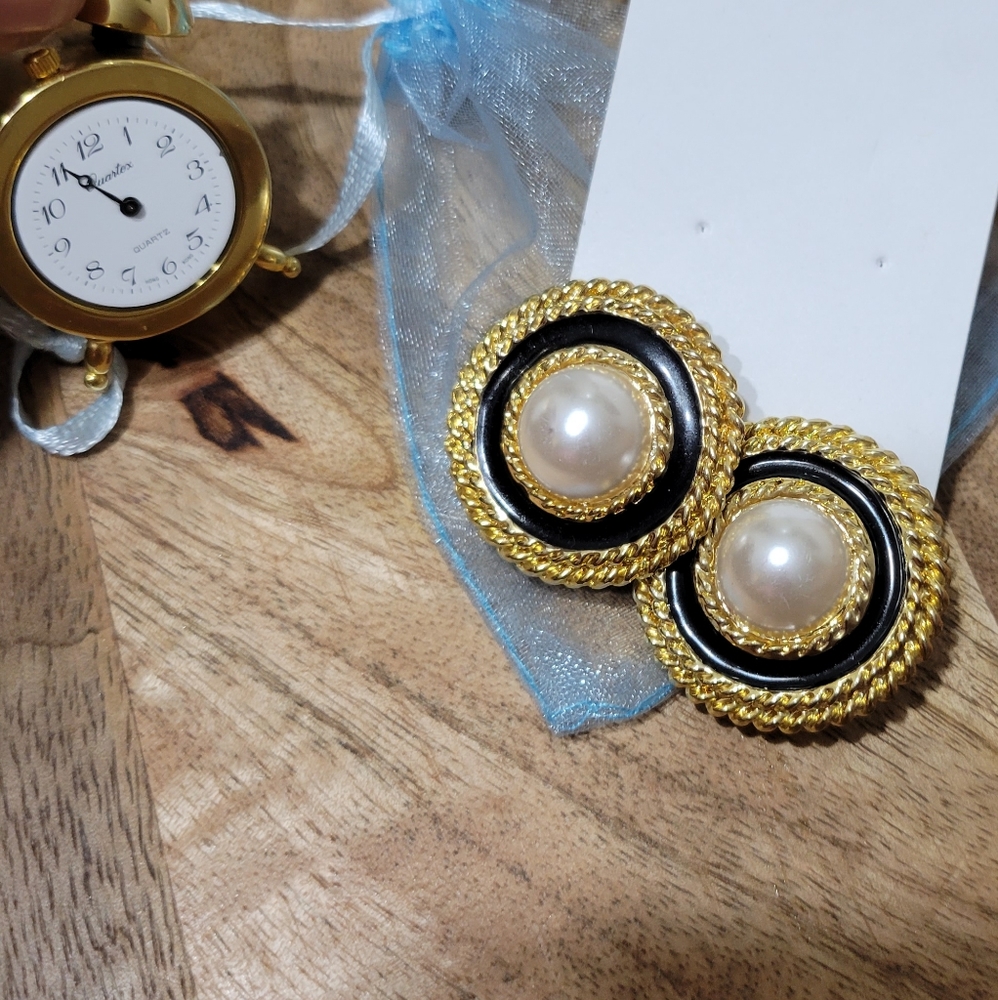 Gold tone earrings 👂